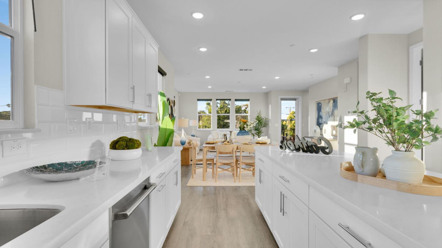 Detail Gallery Image 10 of 52 For 820 E Duane Ave #1,  Sunnyvale,  CA 94085 - 4 Beds | 3/1 Baths