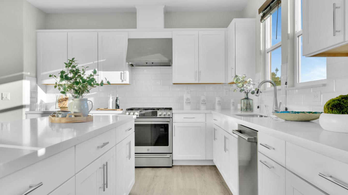 Detail Gallery Image 17 of 52 For 820 E Duane Ave #1,  Sunnyvale,  CA 94085 - 4 Beds | 3/1 Baths