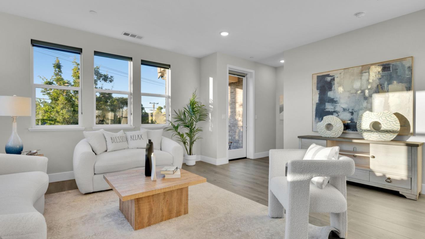 Detail Gallery Image 4 of 52 For 820 E Duane Ave #1,  Sunnyvale,  CA 94085 - 4 Beds | 3/1 Baths