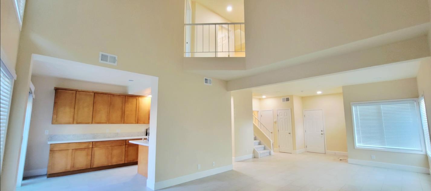 Detail Gallery Image 5 of 26 For 1146 Rosebriar Way, San Jose,  CA 95131 - 4 Beds | 2/1 Baths