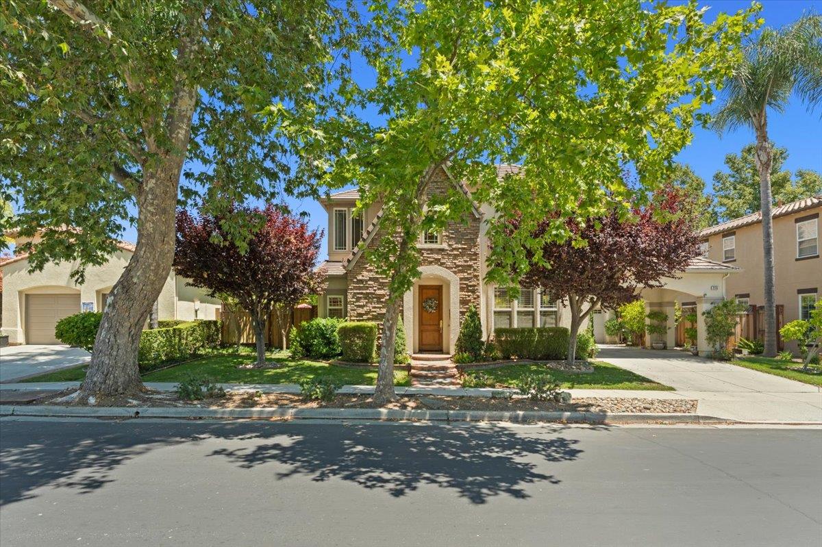 Detail Gallery Image 4 of 53 For 2316 Club Dr, Gilroy,  CA 95020 - 5 Beds | 3/1 Baths
