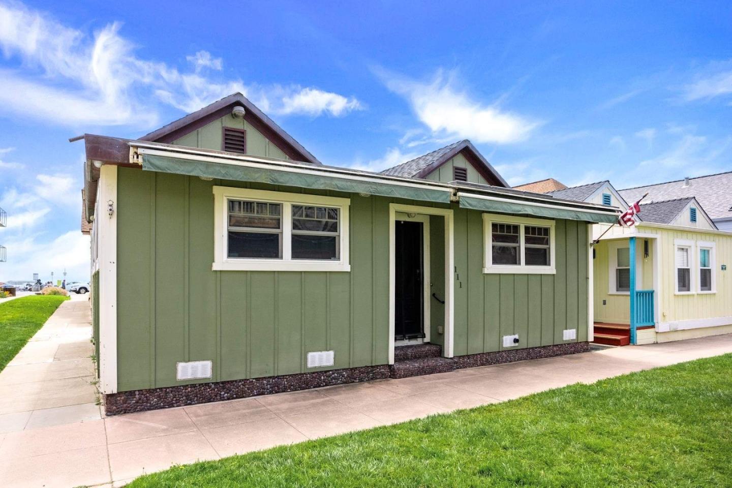 Detail Gallery Image 4 of 25 For 111 Lawn Way, Capitola,  CA 95010 - 2 Beds | 2 Baths