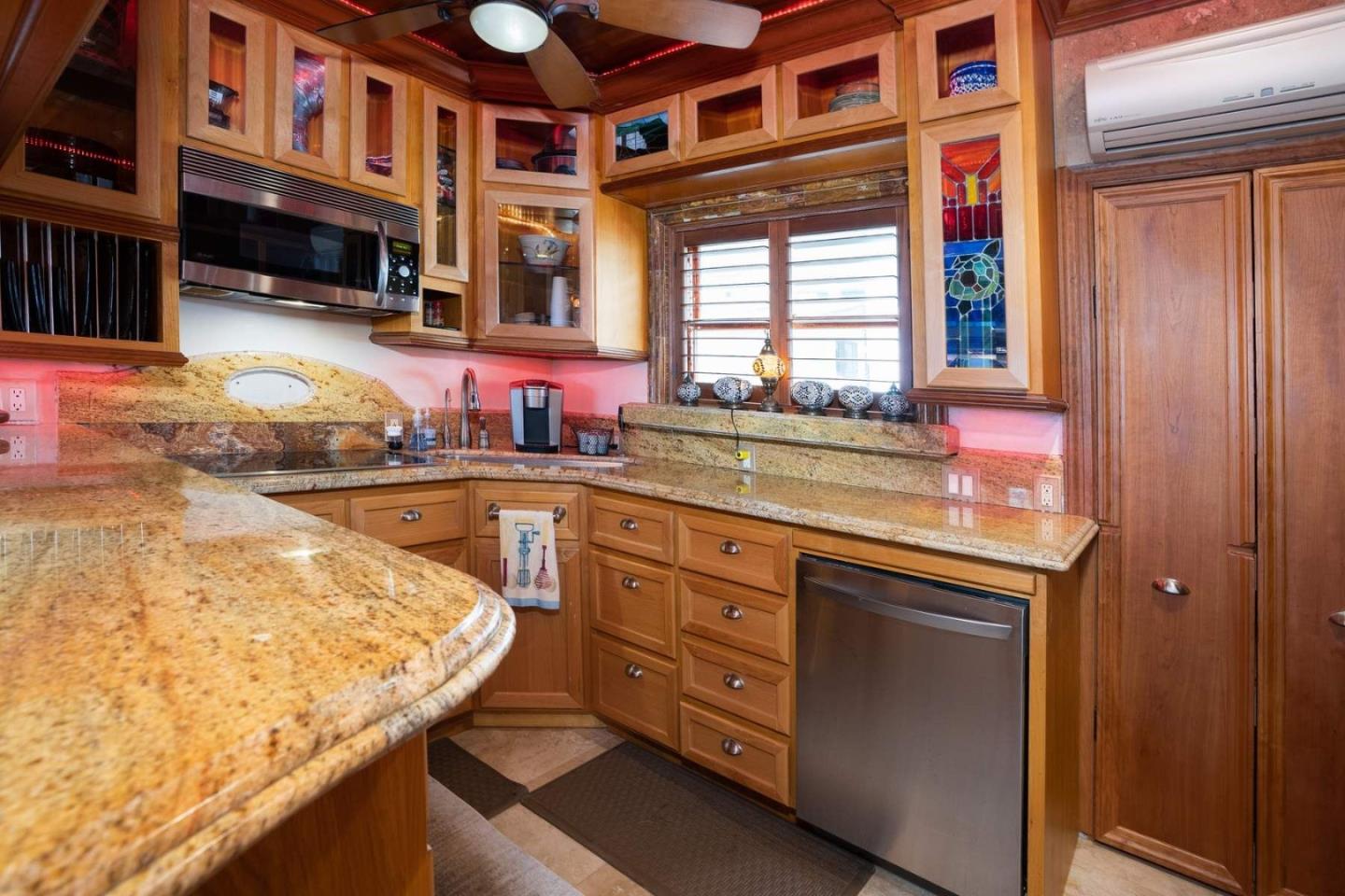 Detail Gallery Image 8 of 25 For 111 Lawn Way, Capitola,  CA 95010 - 2 Beds | 2 Baths