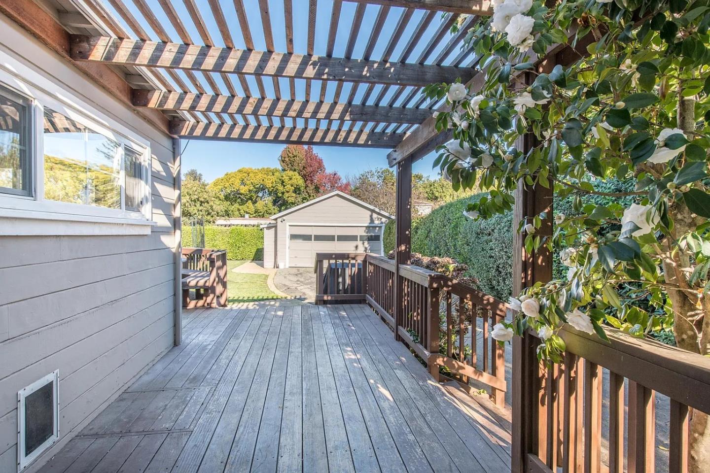 Detail Gallery Image 3 of 14 For 308 Princeton Rd, Menlo Park,  CA 94025 - 4 Beds | 2 Baths