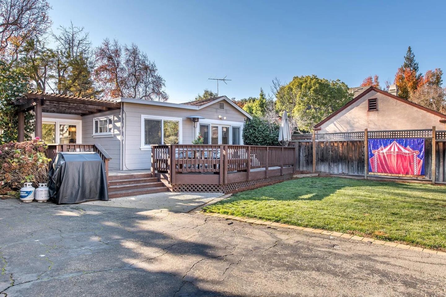 Detail Gallery Image 4 of 14 For 308 Princeton Rd, Menlo Park,  CA 94025 - 4 Beds | 2 Baths