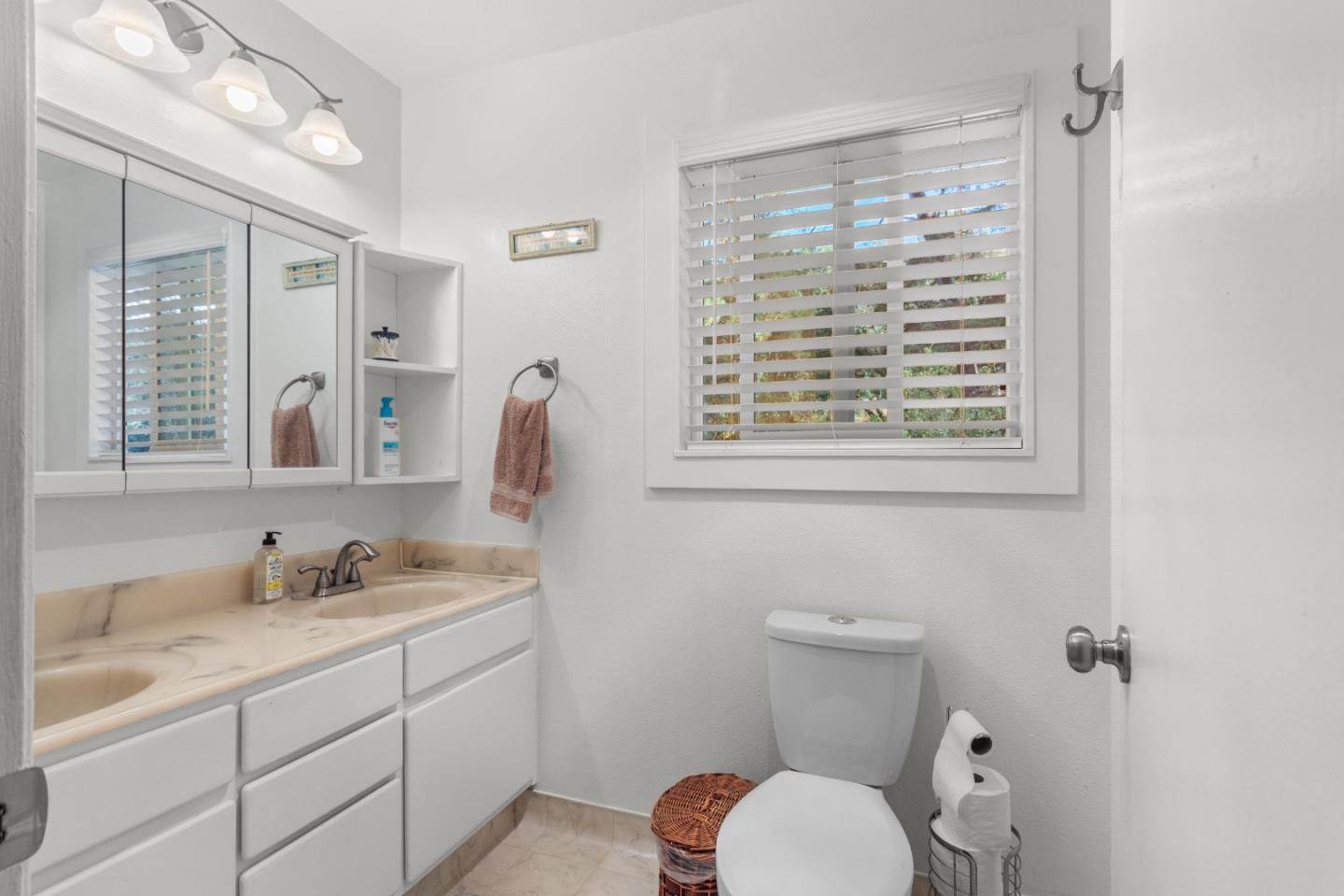 Detail Gallery Image 11 of 29 For 1458 Oakleaf Dr, Royal Oaks,  CA 95076 - 4 Beds | 3 Baths