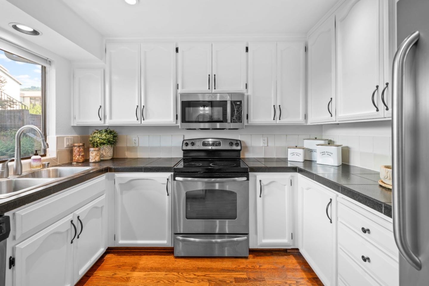 Detail Gallery Image 12 of 43 For 14589 Oak St, Saratoga,  CA 95070 - 3 Beds | 2/1 Baths
