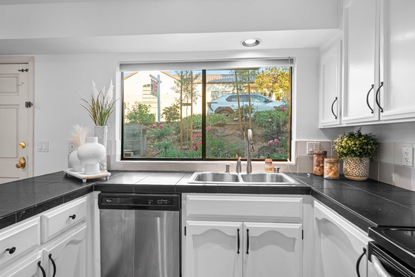 Detail Gallery Image 13 of 43 For 14589 Oak St, Saratoga,  CA 95070 - 3 Beds | 2/1 Baths
