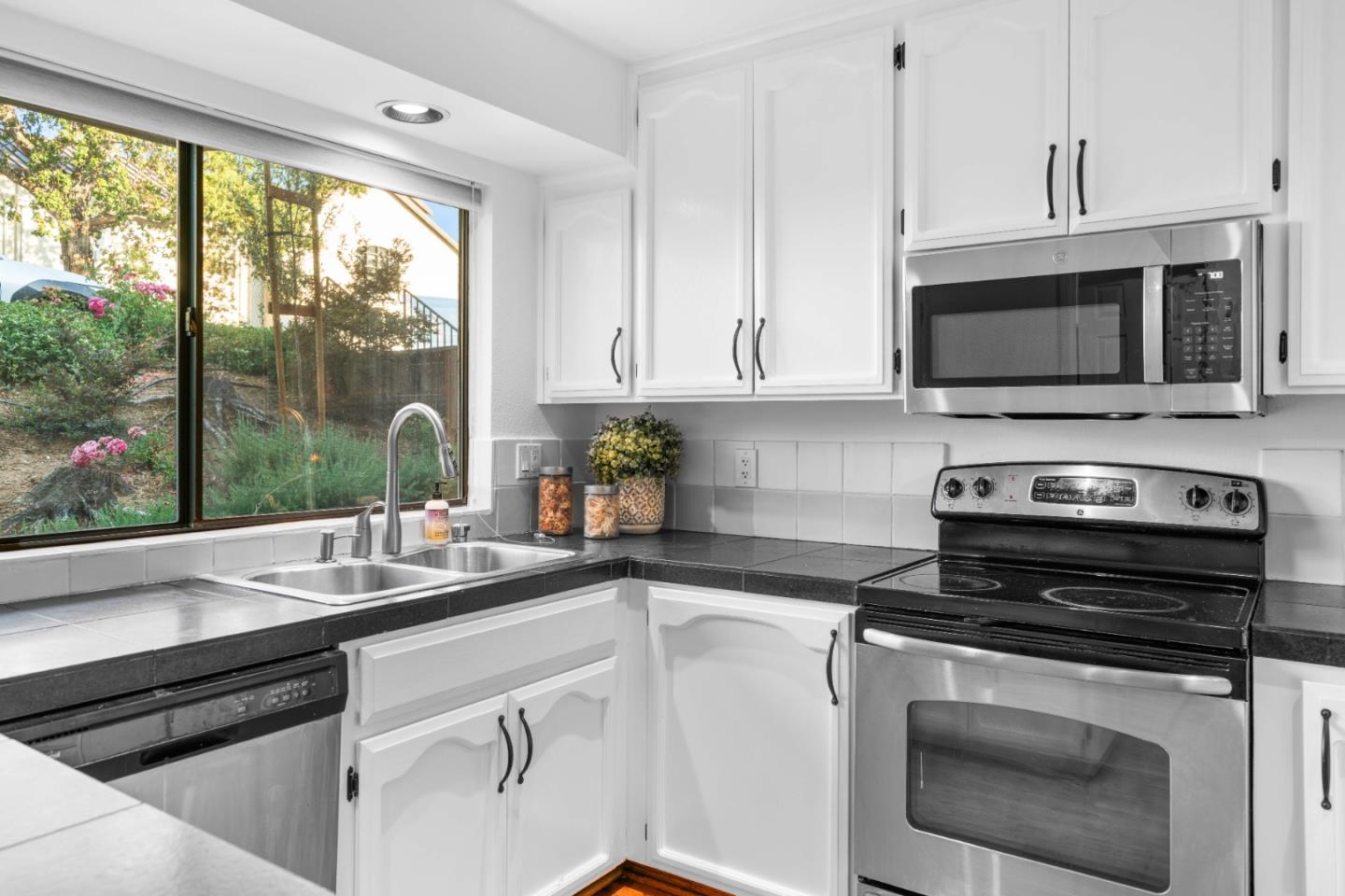 Detail Gallery Image 14 of 43 For 14589 Oak St, Saratoga,  CA 95070 - 3 Beds | 2/1 Baths