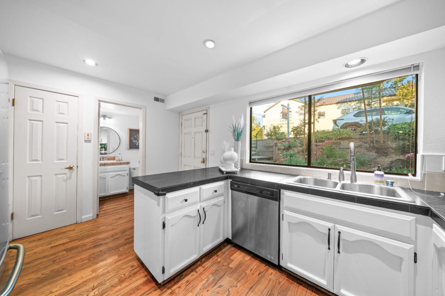 Detail Gallery Image 15 of 43 For 14589 Oak St, Saratoga,  CA 95070 - 3 Beds | 2/1 Baths
