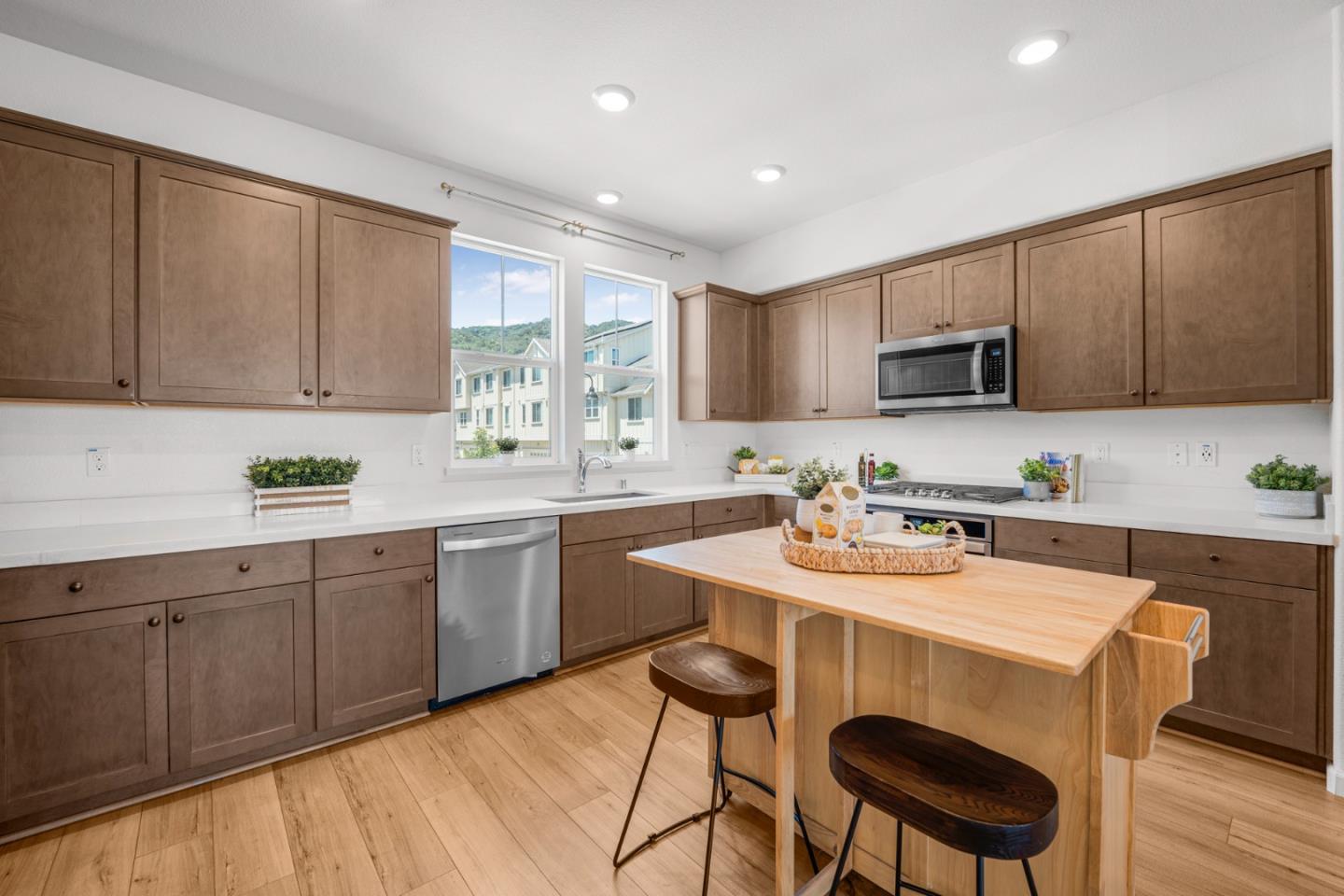 Detail Gallery Image 12 of 34 For 1387 Ores Way, Gilroy,  CA 95020 - 3 Beds | 2/2 Baths