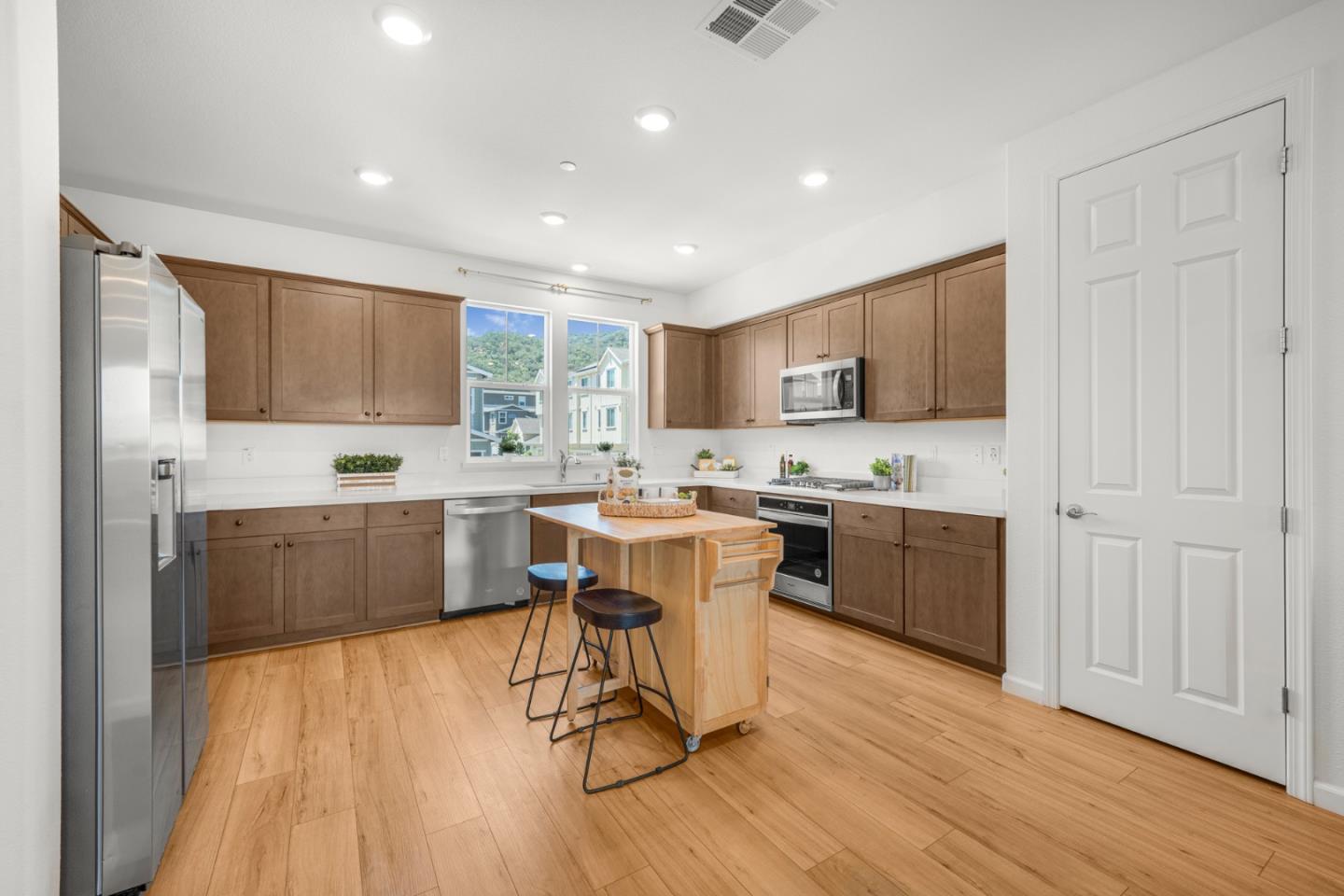 Detail Gallery Image 15 of 34 For 1387 Ores Way, Gilroy,  CA 95020 - 3 Beds | 2/2 Baths