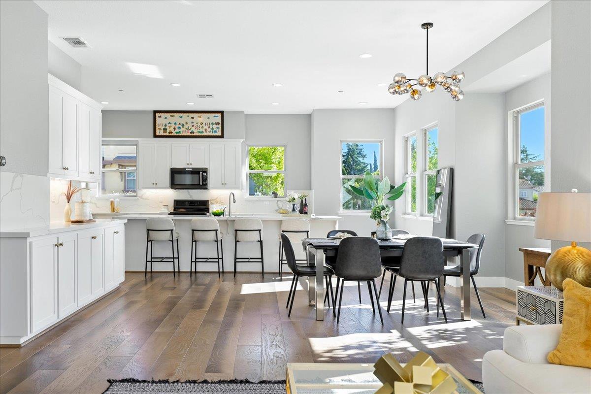 Detail Gallery Image 12 of 62 For 324 Cherokee Loop, Mountain View,  CA 94043 - 3 Beds | 3/1 Baths