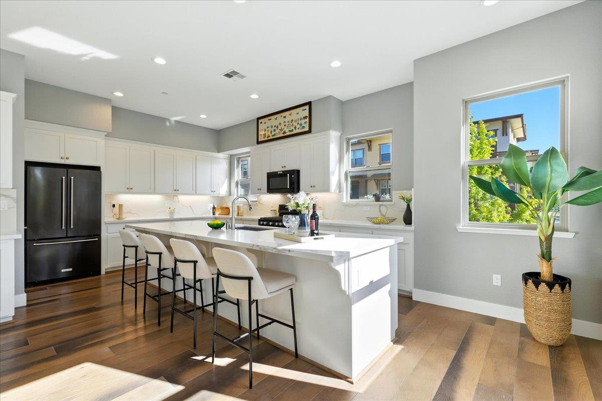 Detail Gallery Image 15 of 62 For 324 Cherokee Loop, Mountain View,  CA 94043 - 3 Beds | 3/1 Baths