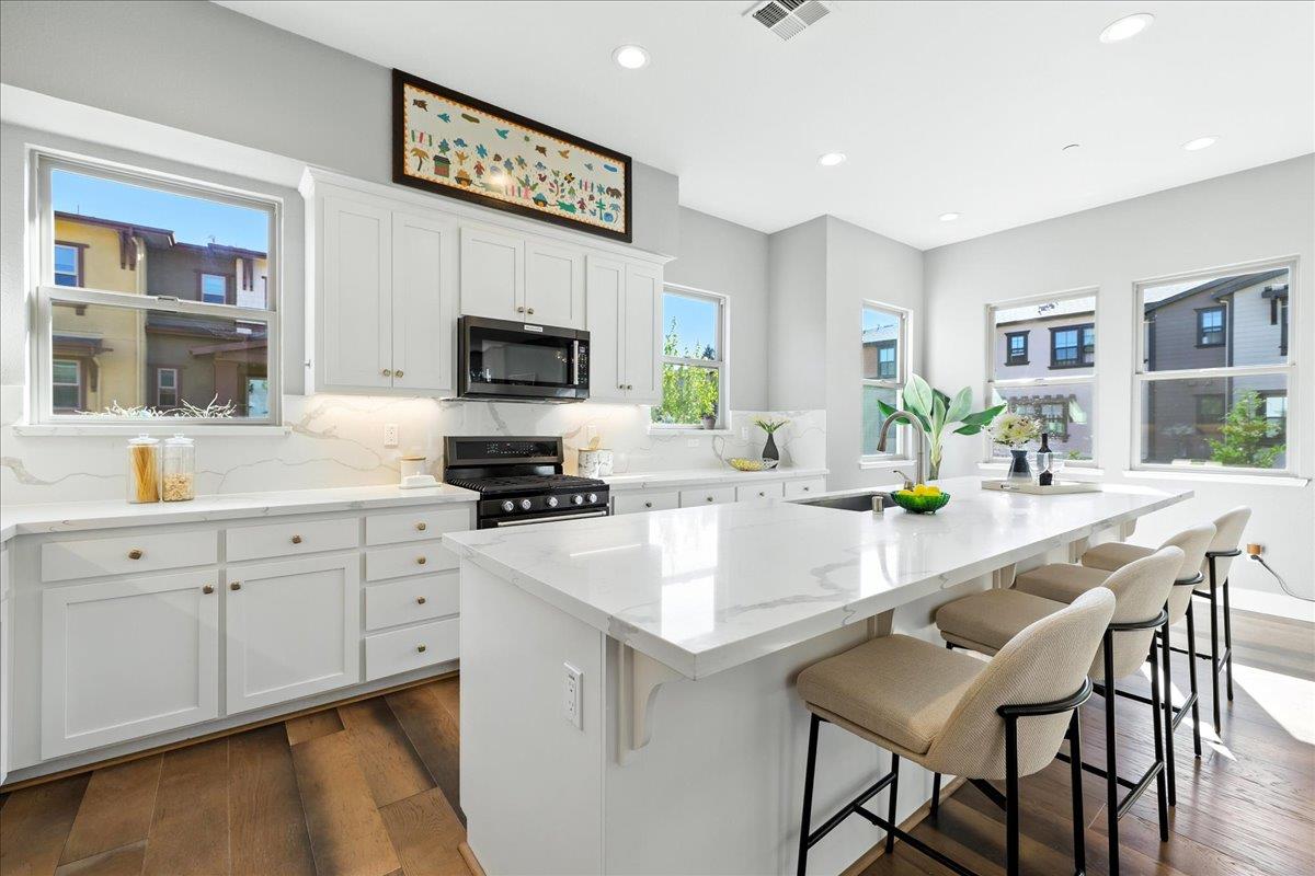 Detail Gallery Image 16 of 62 For 324 Cherokee Loop, Mountain View,  CA 94043 - 3 Beds | 3/1 Baths