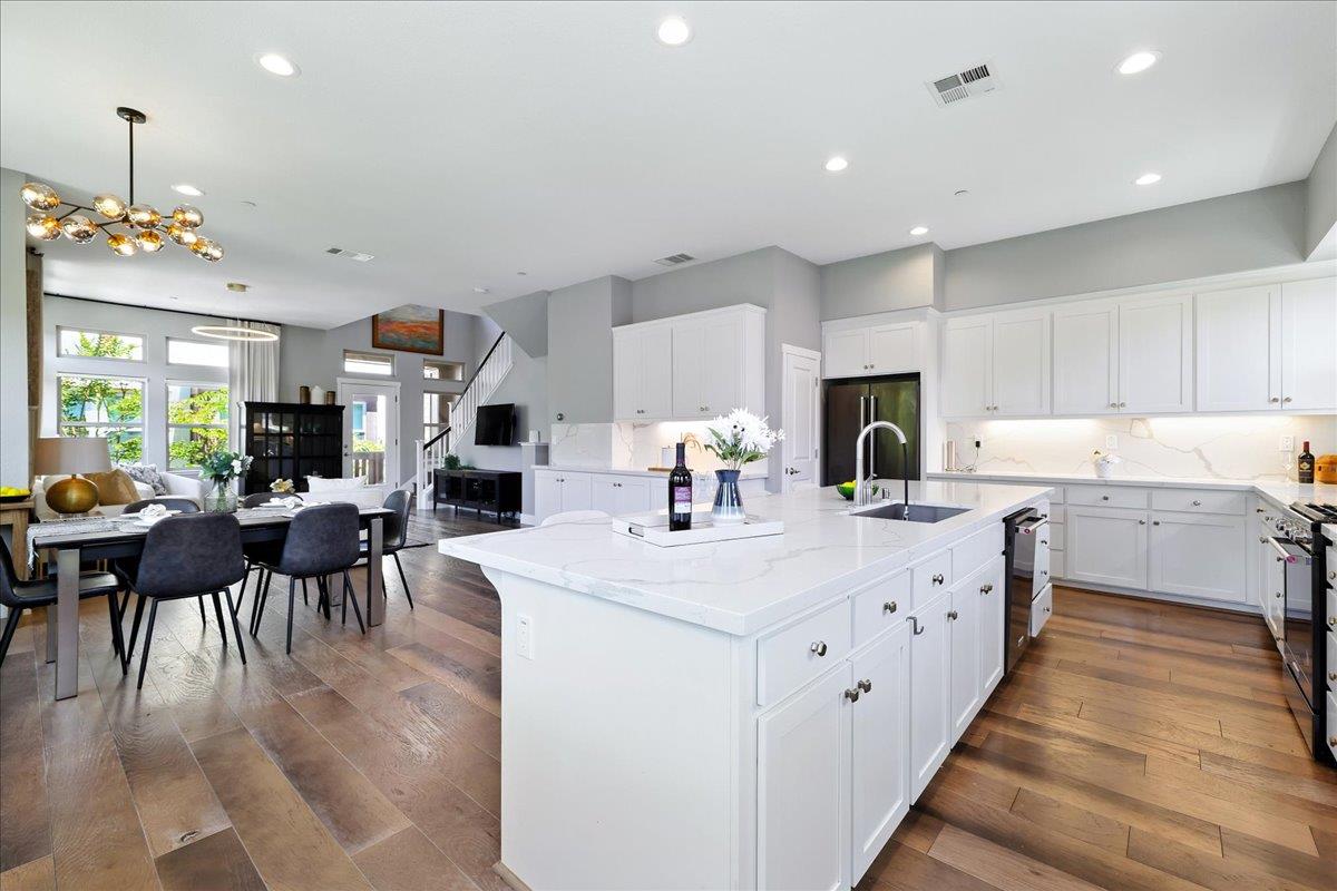 Detail Gallery Image 18 of 62 For 324 Cherokee Loop, Mountain View,  CA 94043 - 3 Beds | 3/1 Baths