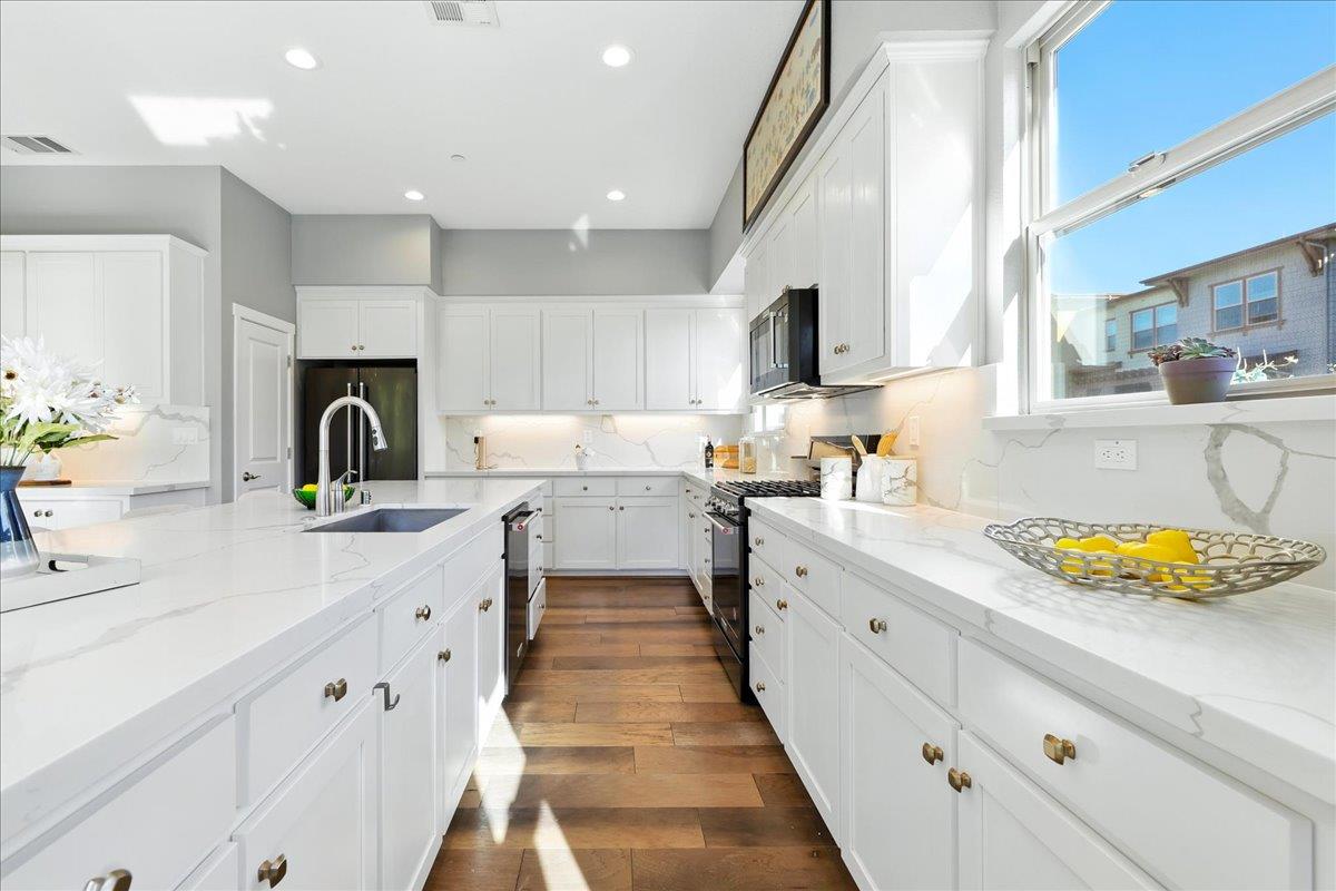 Detail Gallery Image 20 of 62 For 324 Cherokee Loop, Mountain View,  CA 94043 - 3 Beds | 3/1 Baths