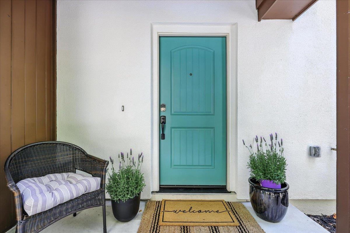 Detail Gallery Image 3 of 62 For 324 Cherokee Loop, Mountain View,  CA 94043 - 3 Beds | 3/1 Baths