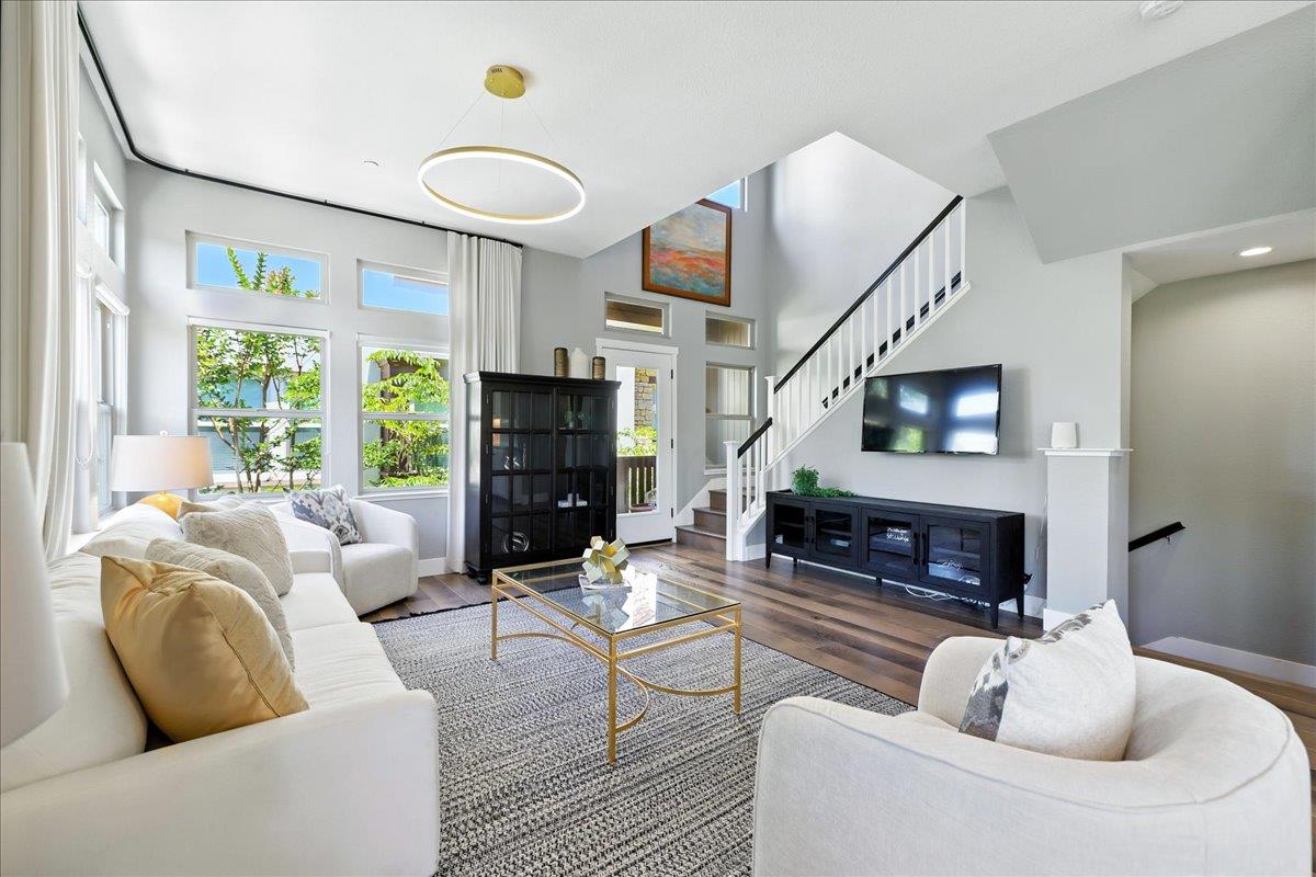 Detail Gallery Image 5 of 62 For 324 Cherokee Loop, Mountain View,  CA 94043 - 3 Beds | 3/1 Baths