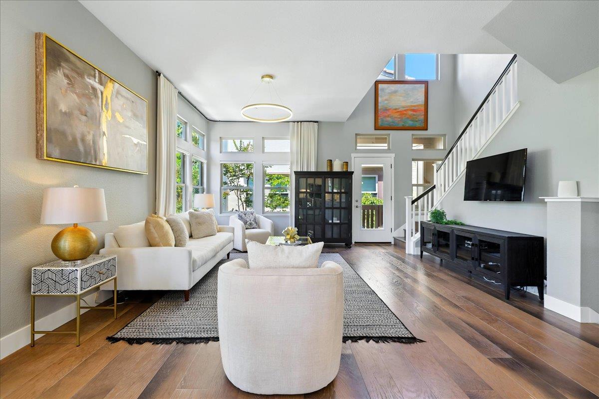 Detail Gallery Image 8 of 62 For 324 Cherokee Loop, Mountain View,  CA 94043 - 3 Beds | 3/1 Baths