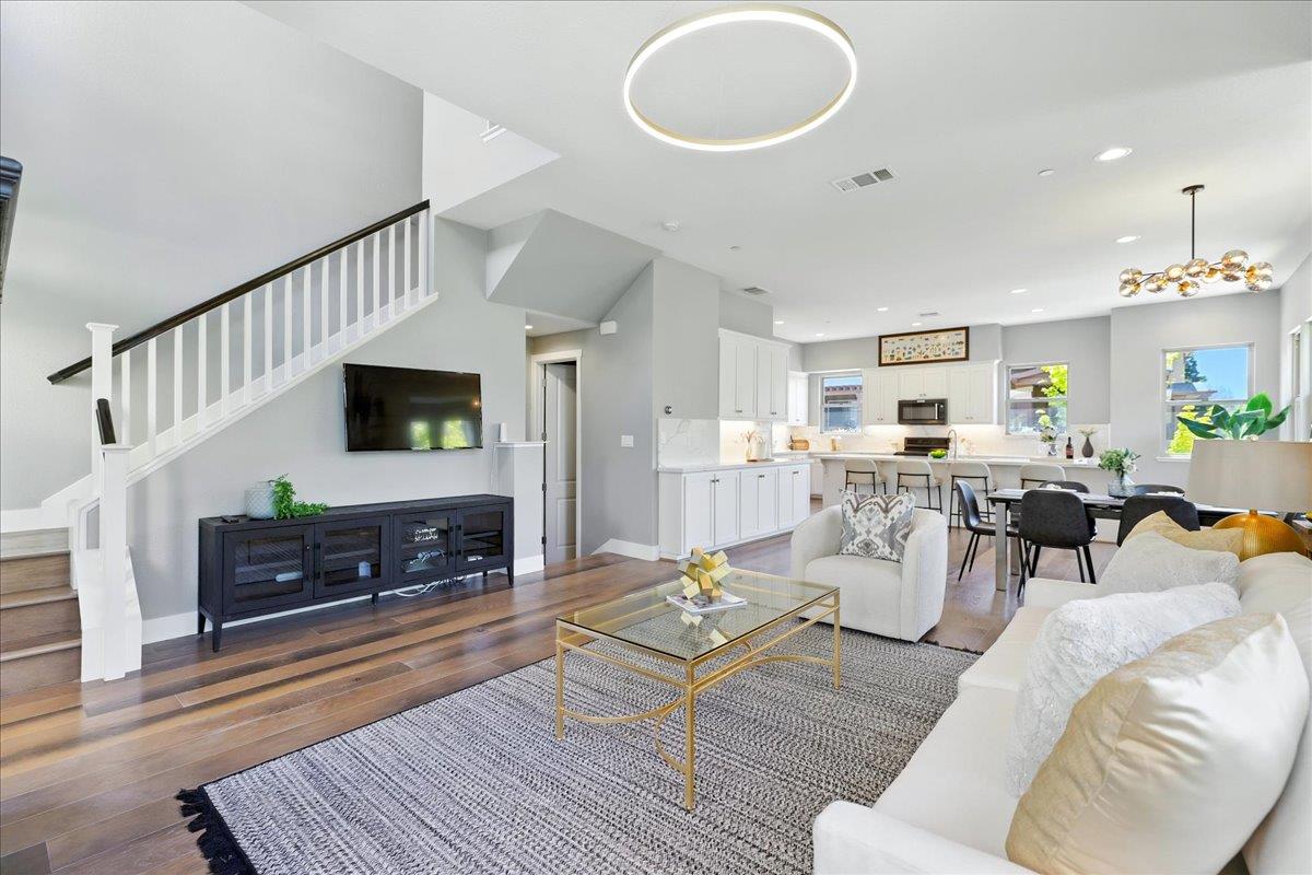 Detail Gallery Image 9 of 62 For 324 Cherokee Loop, Mountain View,  CA 94043 - 3 Beds | 3/1 Baths