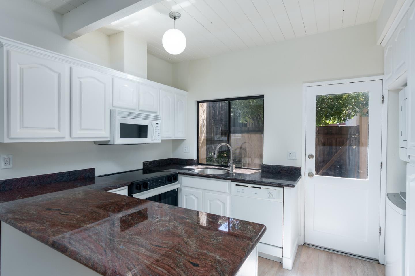 Detail Gallery Image 6 of 19 For 175 Brahms Way, Sunnyvale,  CA 94087 - 2 Beds | 1 Baths