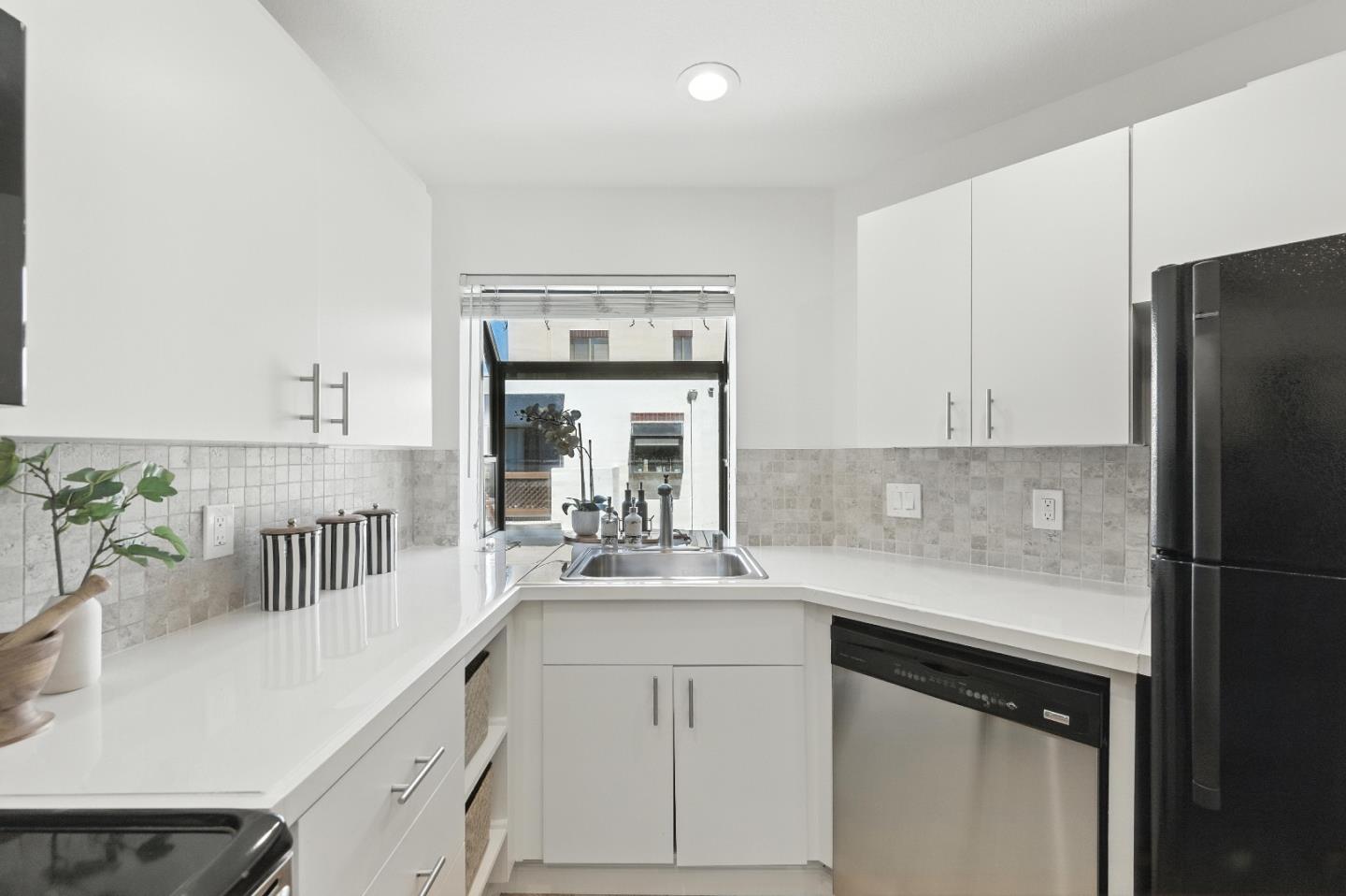 Detail Gallery Image 10 of 34 For 221 Shorebird Cir, Redwood Shores,  CA 94065 - 2 Beds | 2 Baths