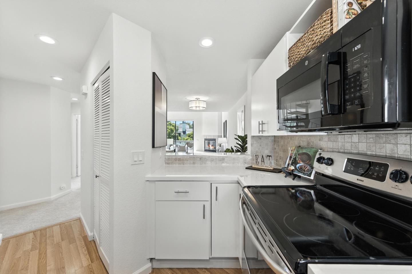 Detail Gallery Image 11 of 34 For 221 Shorebird Cir, Redwood Shores,  CA 94065 - 2 Beds | 2 Baths
