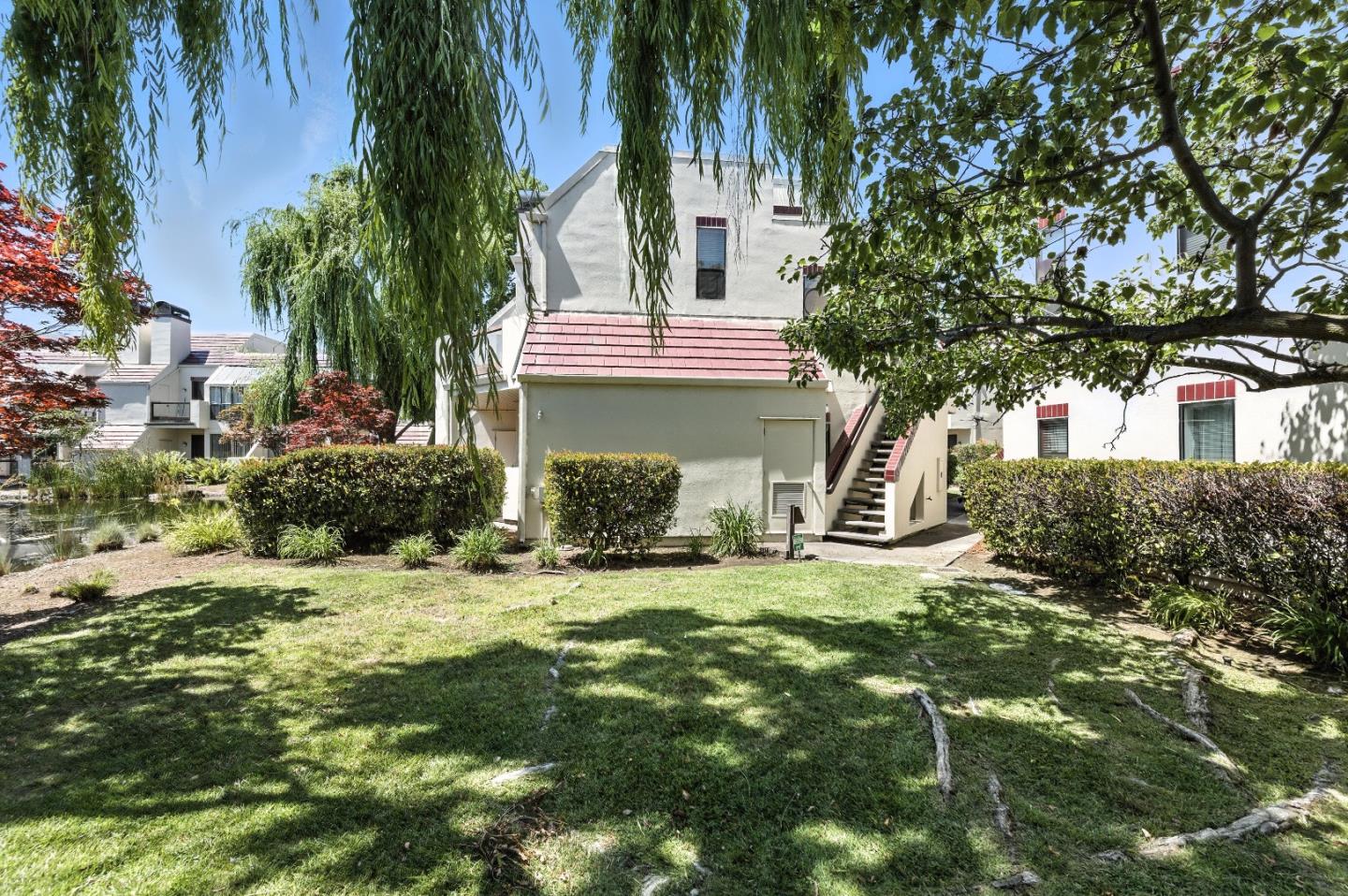 Detail Gallery Image 2 of 34 For 221 Shorebird Cir, Redwood Shores,  CA 94065 - 2 Beds | 2 Baths