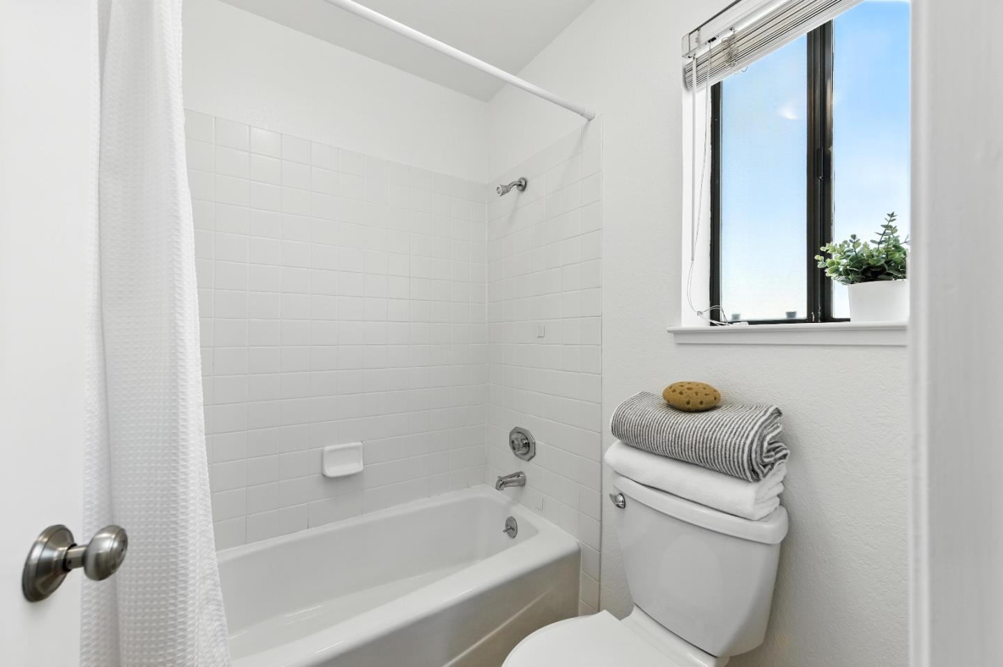 Detail Gallery Image 23 of 34 For 221 Shorebird Cir, Redwood Shores,  CA 94065 - 2 Beds | 2 Baths