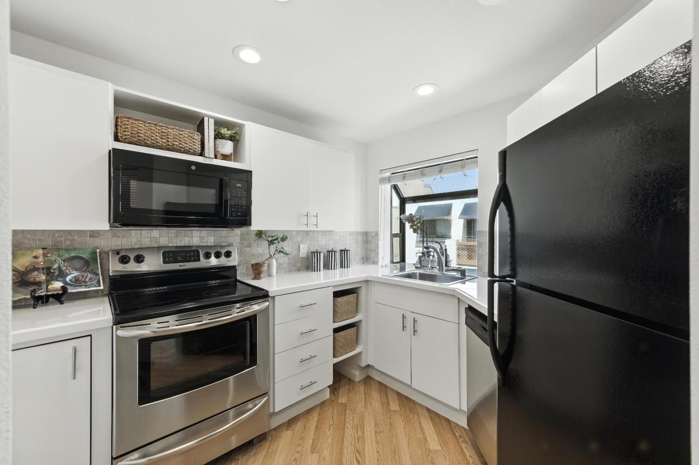 Detail Gallery Image 8 of 34 For 221 Shorebird Cir, Redwood Shores,  CA 94065 - 2 Beds | 2 Baths
