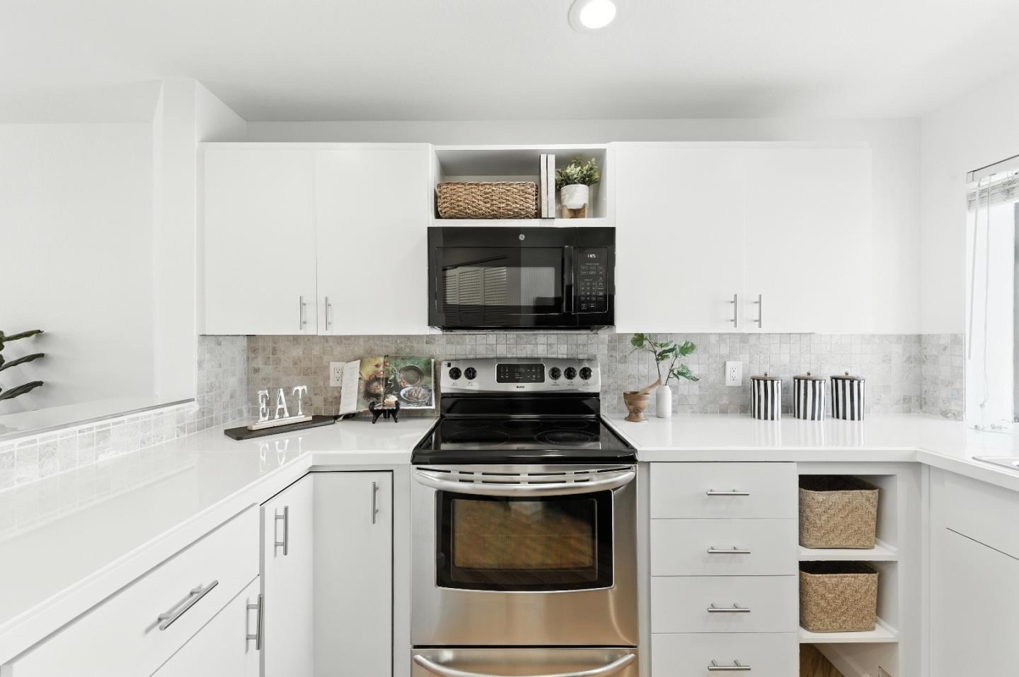 Detail Gallery Image 9 of 34 For 221 Shorebird Cir, Redwood Shores,  CA 94065 - 2 Beds | 2 Baths