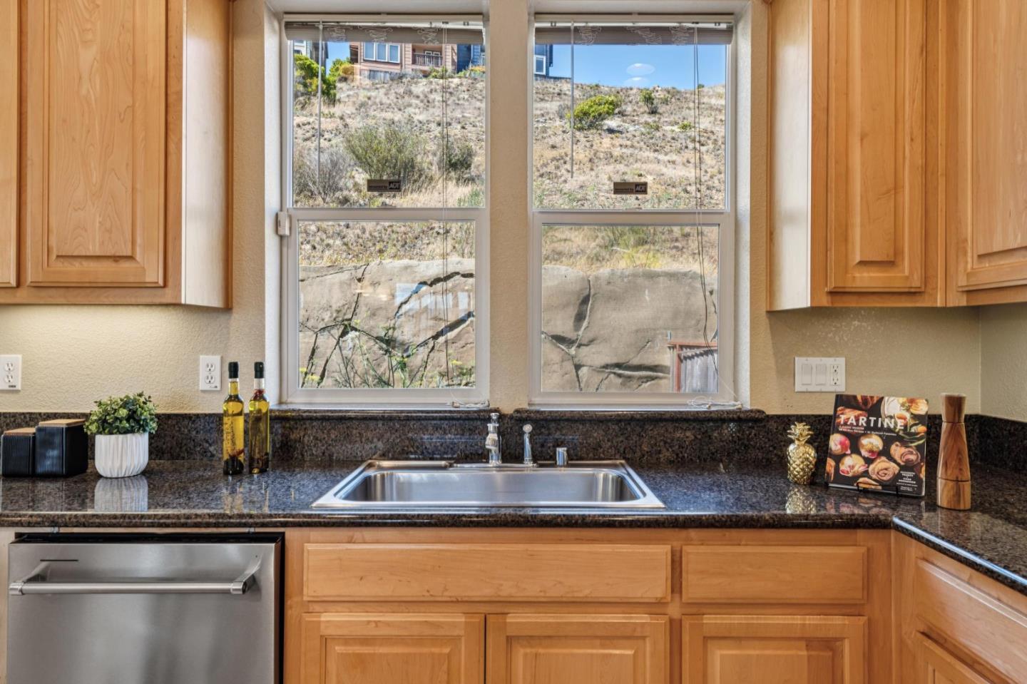 Detail Gallery Image 27 of 69 For 58 Pointe View Pl, South San Francisco,  CA 94080 - 4 Beds | 2/1 Baths