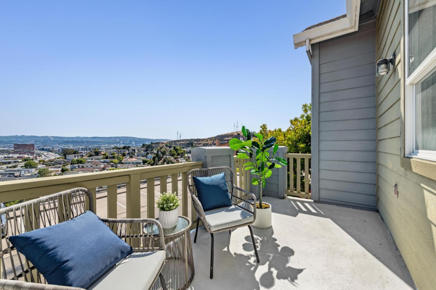 Detail Gallery Image 3 of 69 For 58 Pointe View Pl, South San Francisco,  CA 94080 - 4 Beds | 2/1 Baths
