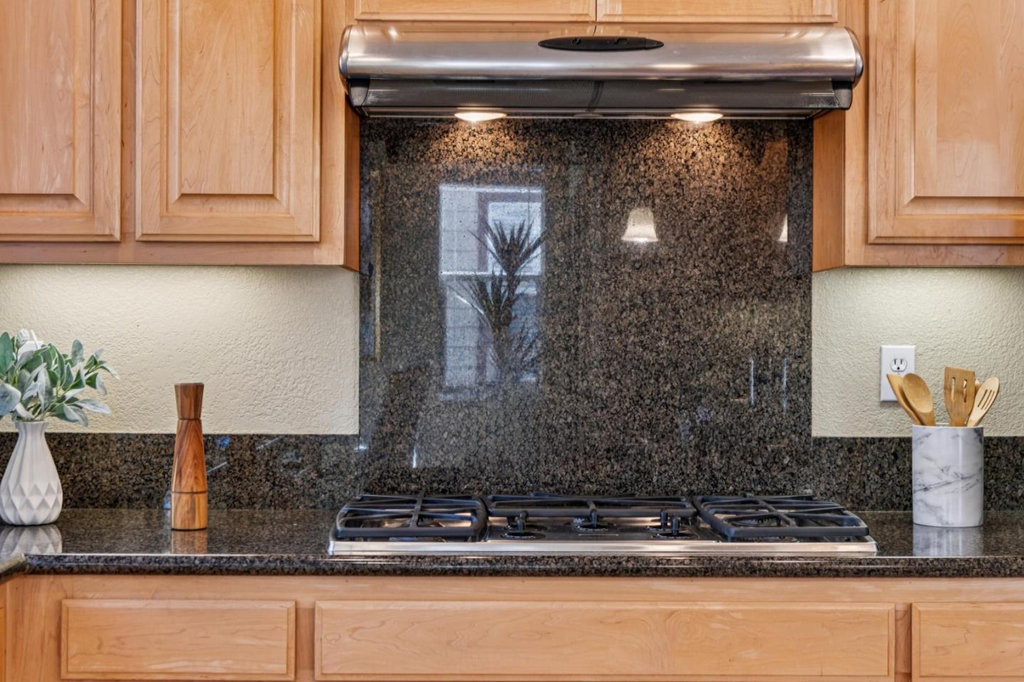 Detail Gallery Image 30 of 69 For 58 Pointe View Pl, South San Francisco,  CA 94080 - 4 Beds | 2/1 Baths