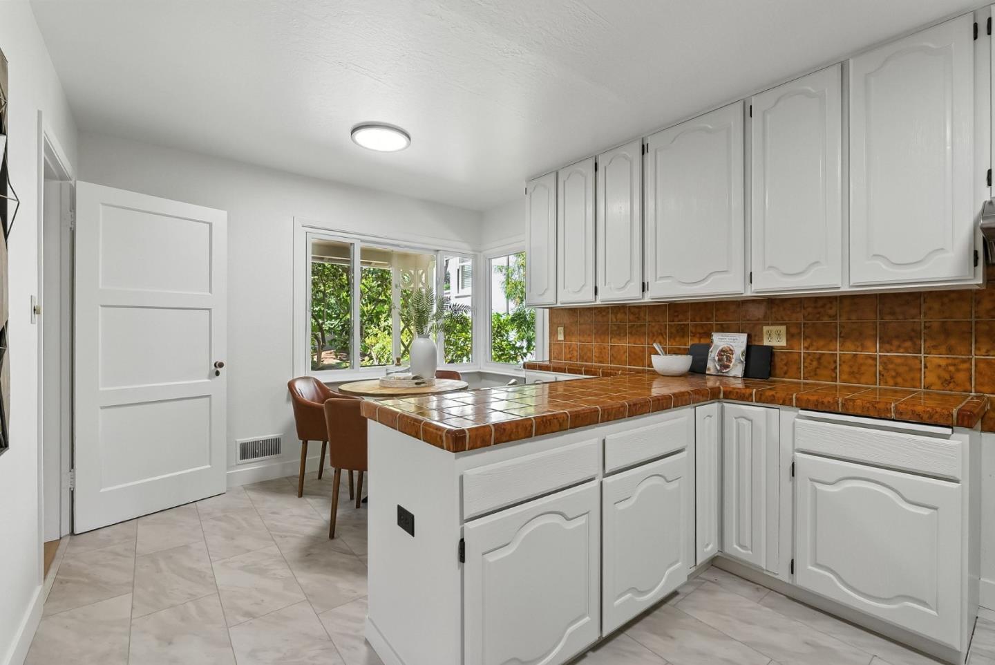 Detail Gallery Image 11 of 46 For 409 Seville Way, San Mateo,  CA 94402 - 3 Beds | 3 Baths