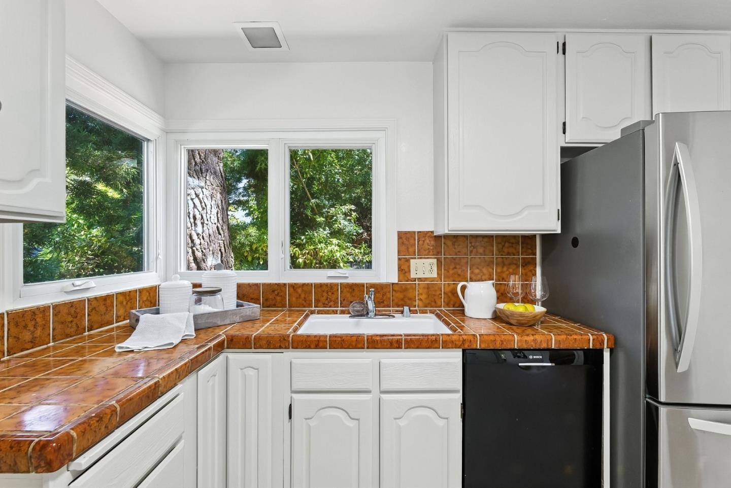 Detail Gallery Image 12 of 46 For 409 Seville Way, San Mateo,  CA 94402 - 3 Beds | 3 Baths