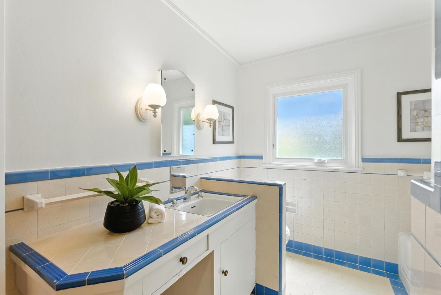 Detail Gallery Image 25 of 46 For 409 Seville Way, San Mateo,  CA 94402 - 3 Beds | 3 Baths