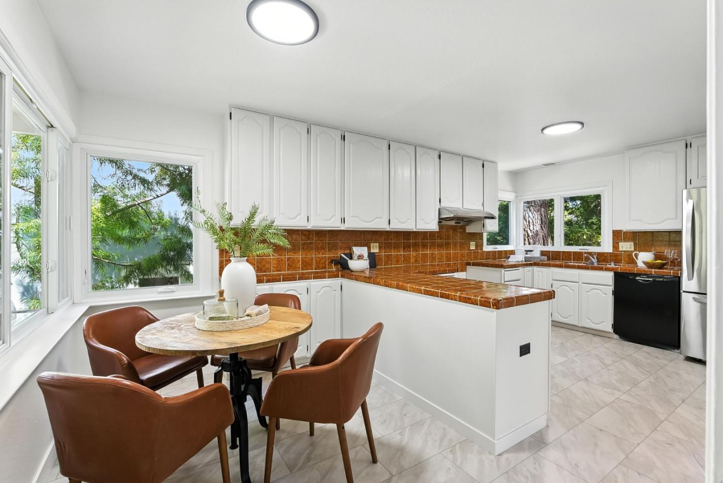 Detail Gallery Image 9 of 46 For 409 Seville Way, San Mateo,  CA 94402 - 3 Beds | 3 Baths