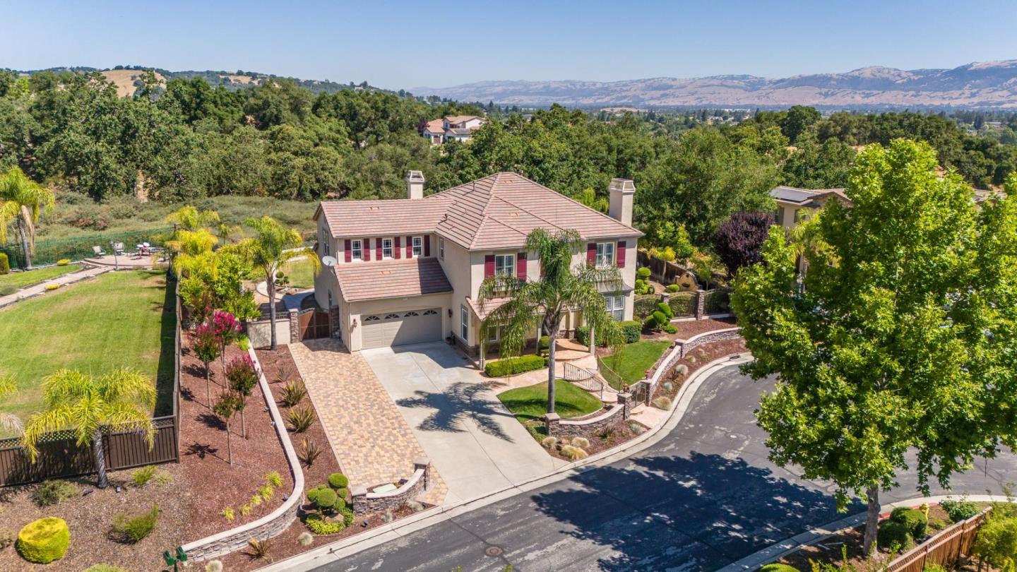 Detail Gallery Image 4 of 75 For 1961 Killarney Ct, Gilroy,  CA 95020 - 5 Beds | 4/1 Baths