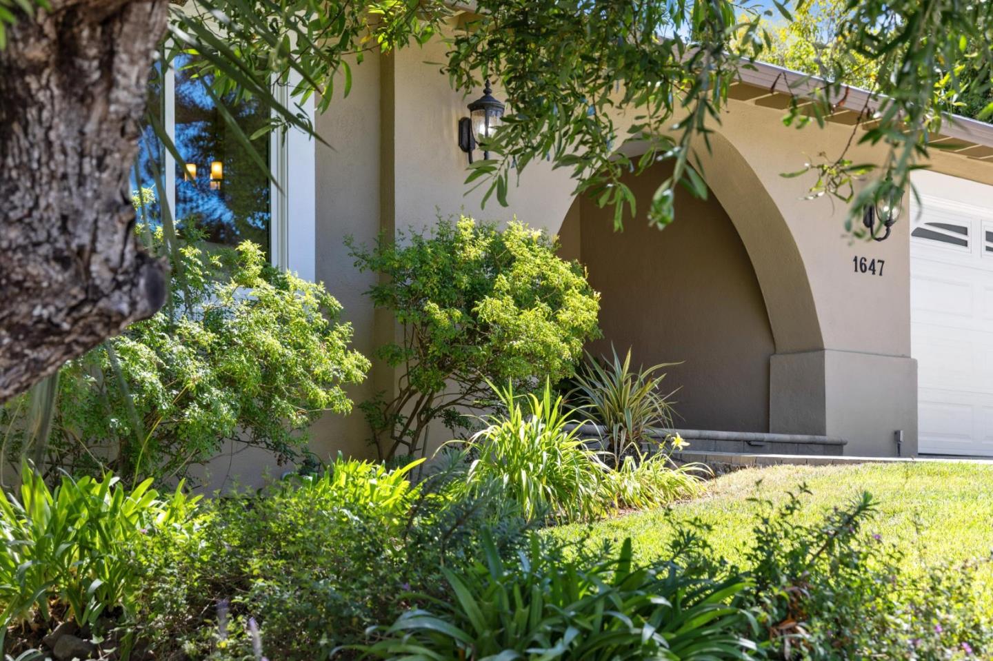 Detail Gallery Image 4 of 69 For 1647 Overland Dr, San Mateo,  CA 94403 - 4 Beds | 2/1 Baths