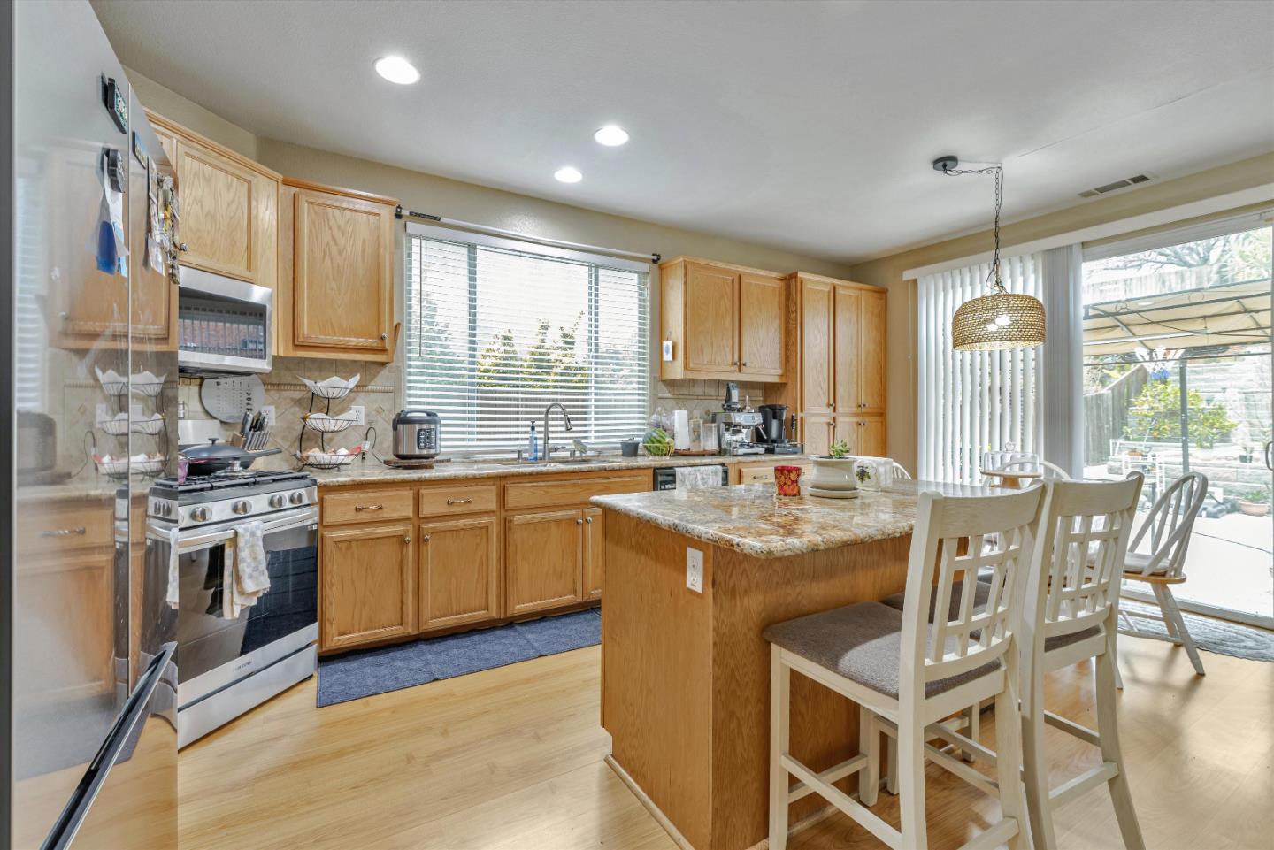Detail Gallery Image 8 of 35 For 4064 Montgomery Hill Dr, Antioch,  CA 94531 - 4 Beds | 3 Baths