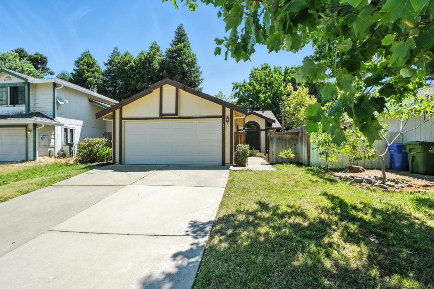 Detail Gallery Image 1 of 29 For 9345 Ivydale Cir, Elk Grove,  CA 95758 - 2 Beds | 2 Baths