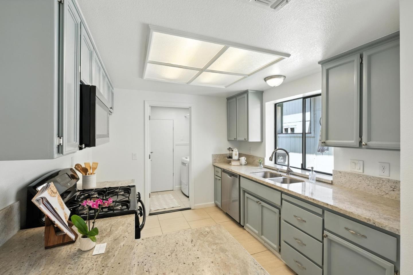 Detail Gallery Image 6 of 29 For 9345 Ivydale Cir, Elk Grove,  CA 95758 - 2 Beds | 2 Baths