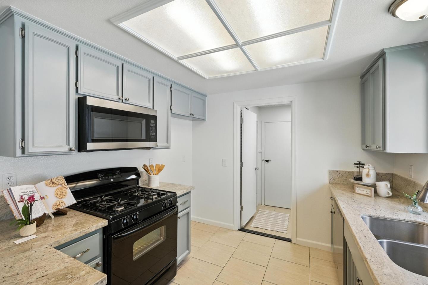 Detail Gallery Image 7 of 29 For 9345 Ivydale Cir, Elk Grove,  CA 95758 - 2 Beds | 2 Baths