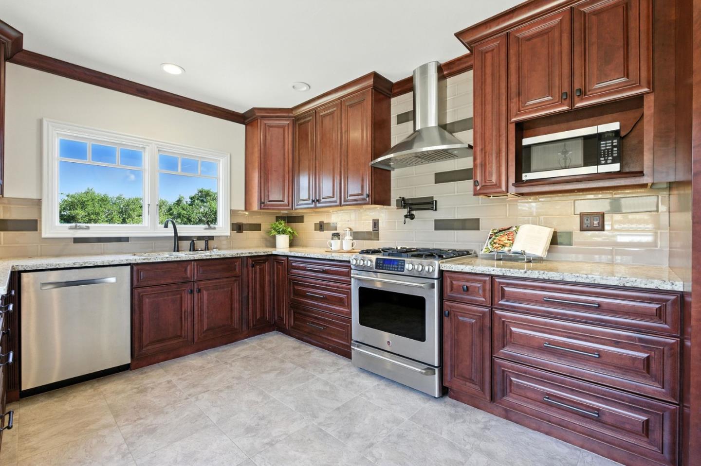 Detail Gallery Image 10 of 44 For 56 Selkirk St, Oakland,  CA 94619 - 3 Beds | 2 Baths
