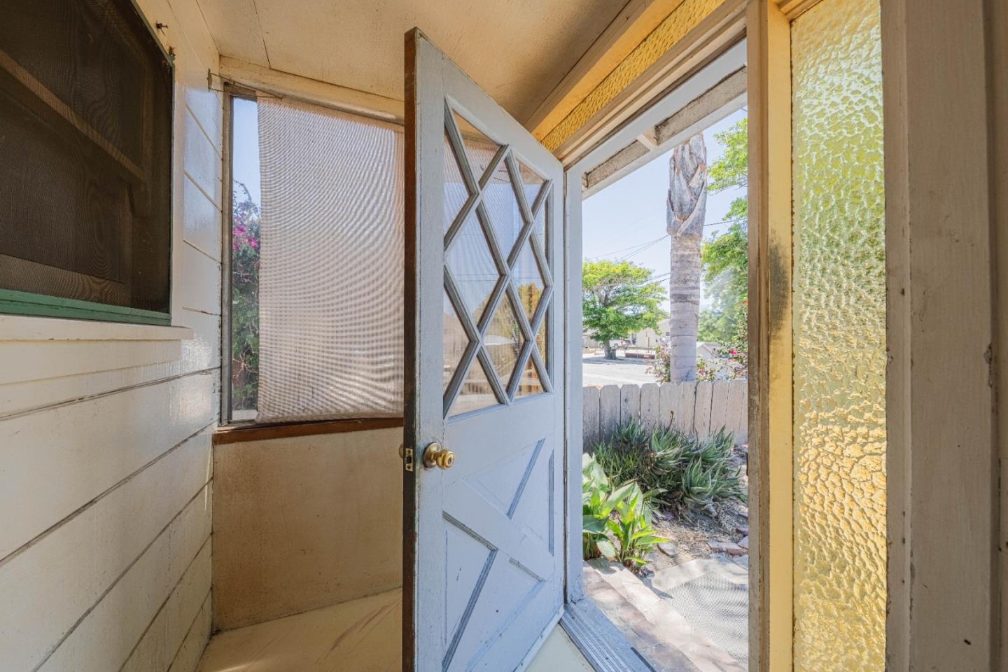 Detail Gallery Image 4 of 32 For 31 Riker St, Salinas,  CA 93901 - 2 Beds | 1 Baths