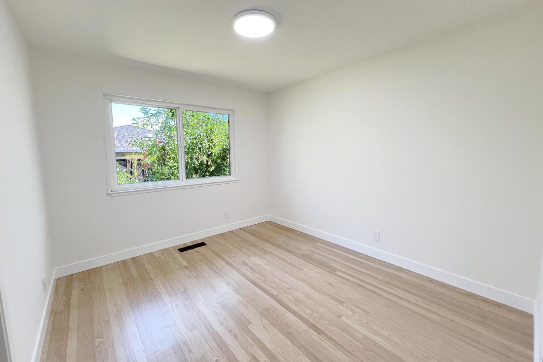 Detail Gallery Image 12 of 21 For 12141 Viewoak Dr, Saratoga,  CA 95070 - 4 Beds | 2/1 Baths