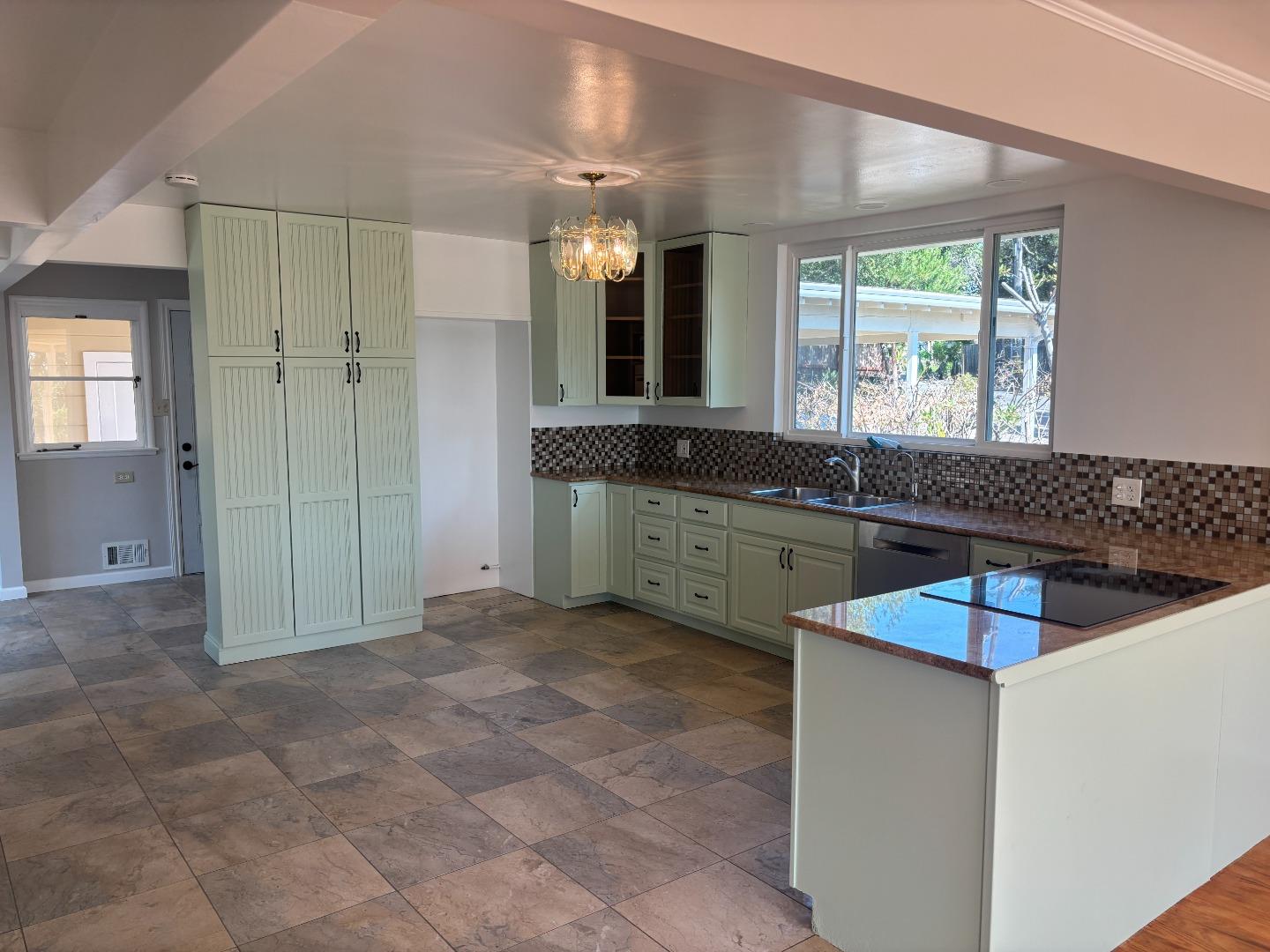 Detail Gallery Image 2 of 30 For 552 Summit Dr, Redwood City,  CA 94062 - 5 Beds | 6 Baths