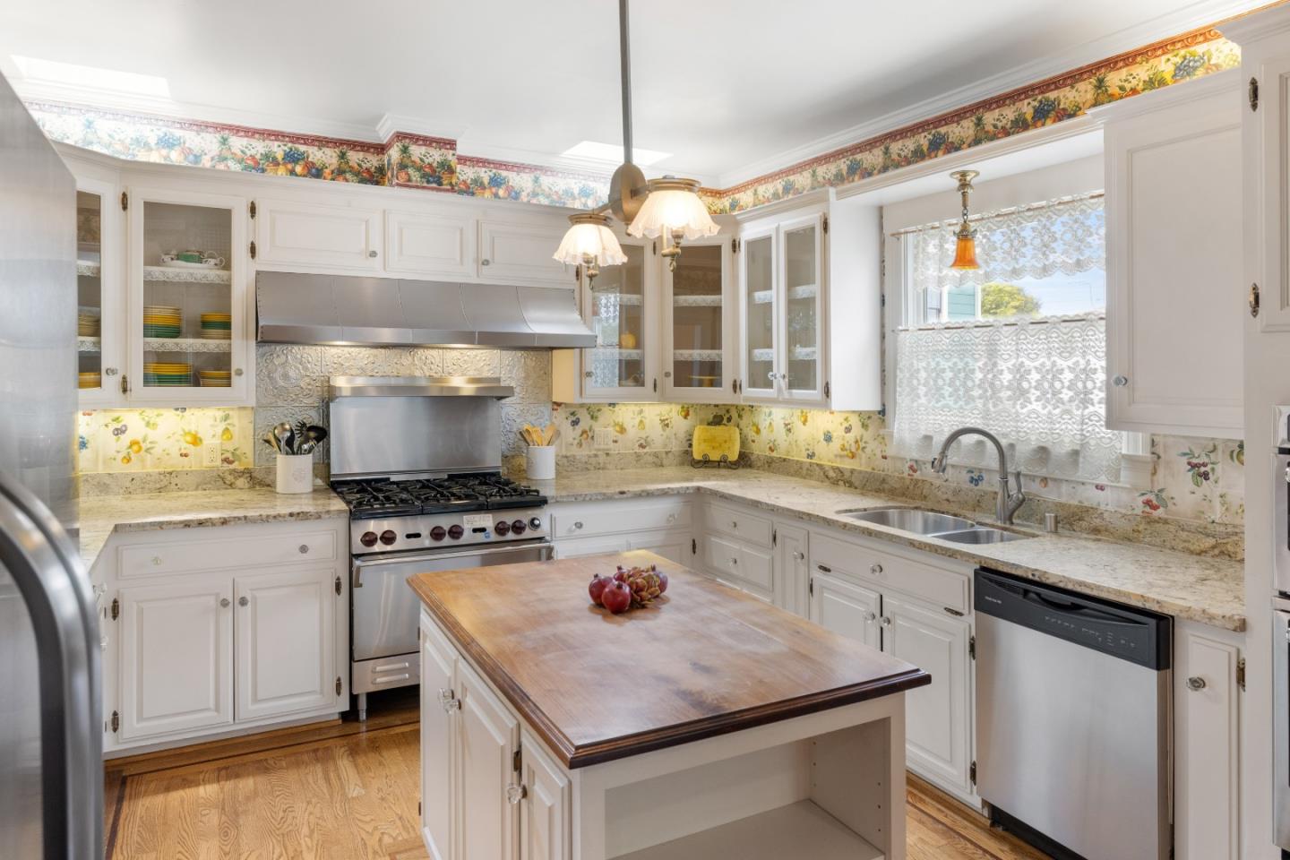 Detail Gallery Image 11 of 40 For 132 Forest Ave, Pacific Grove,  CA 93950 - 3 Beds | 2/1 Baths